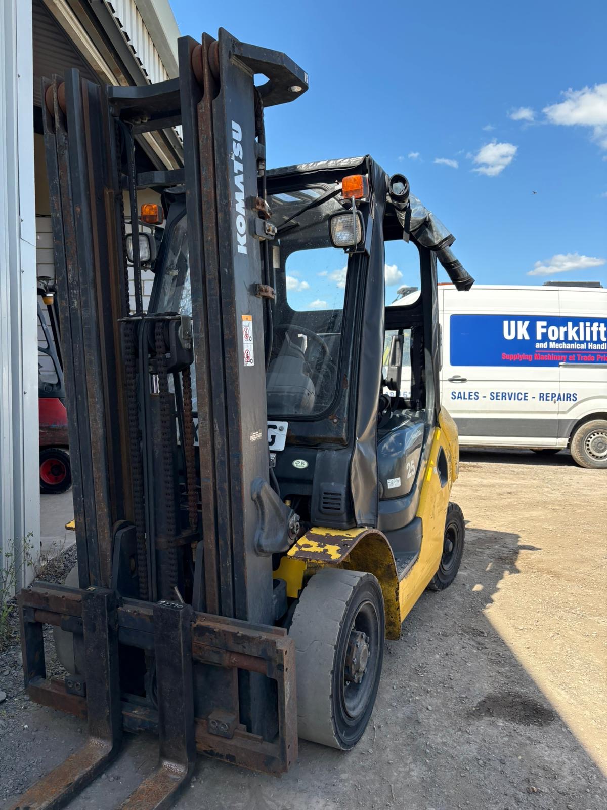Komatsu FD25T-17 - 2.5 Tonne Diesel Forklift Truck