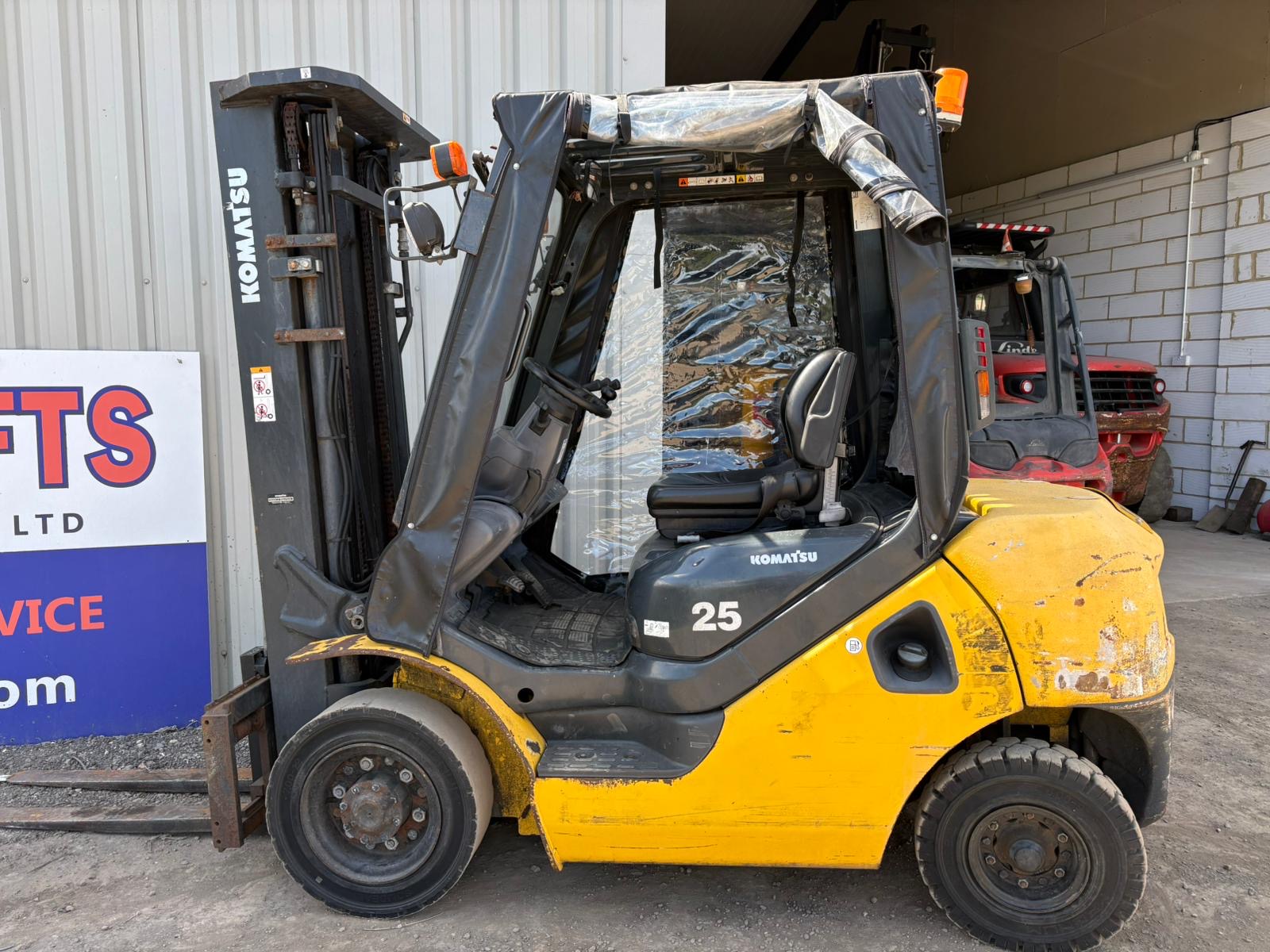 Komatsu FD25T-17 - 2.5 Tonne Diesel Forklift Truck