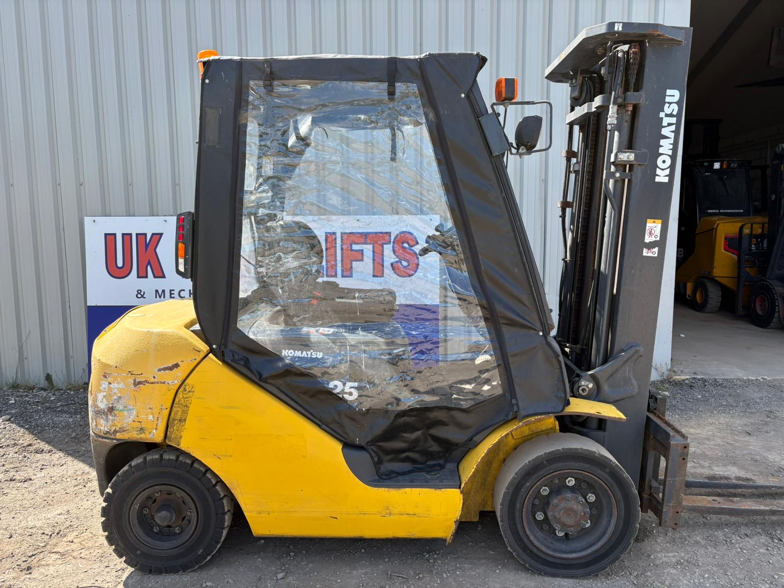 Komatsu FD25T-17 - 2.5 Tonne Diesel Forklift Truck
