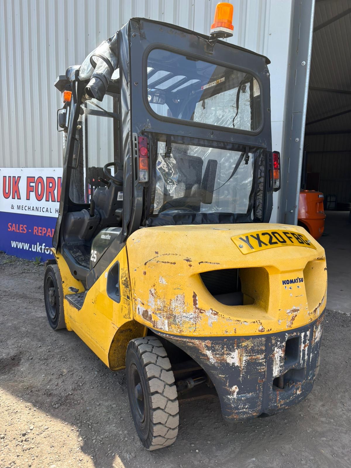 Komatsu FD25T-17 - 2.5 Tonne Diesel Forklift Truck